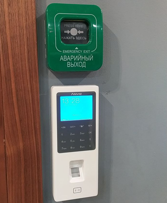 Скуд в офисе с Anviz W2